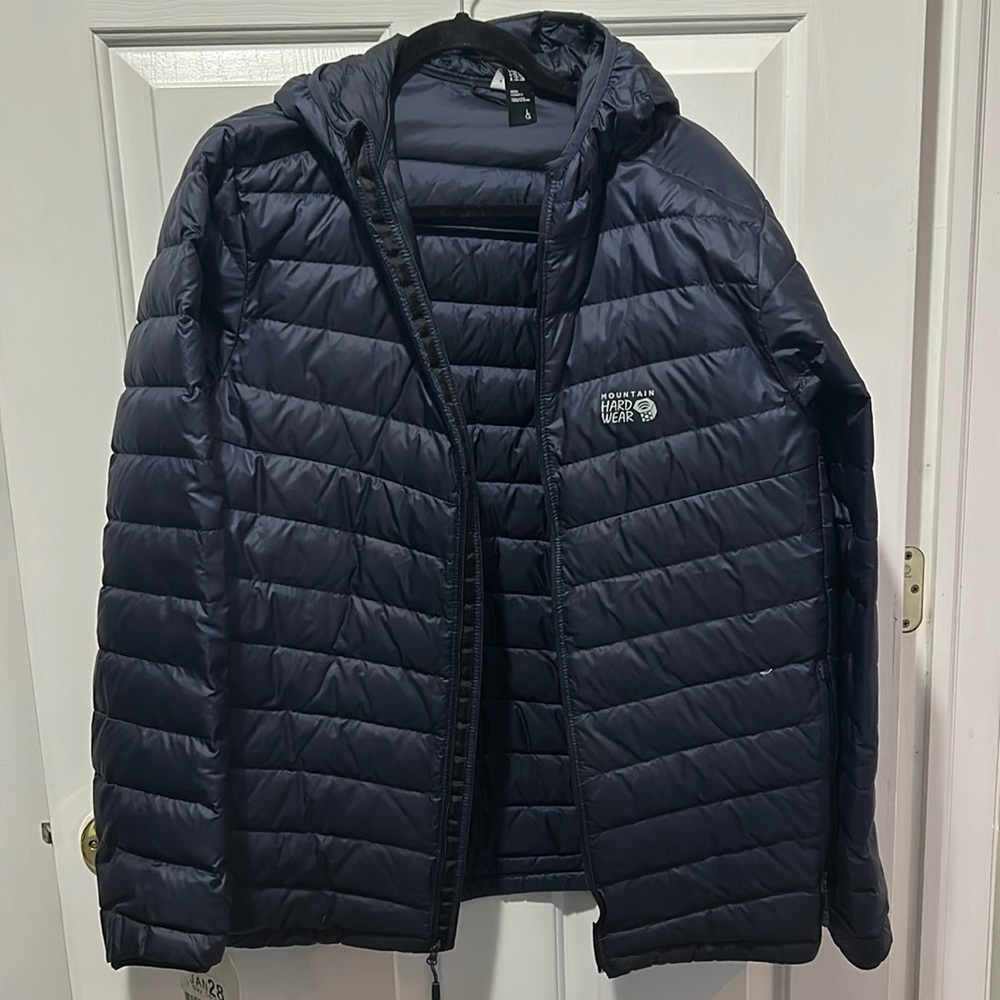 Men’s Mountain Hard Wear jacket size large. Navy blue